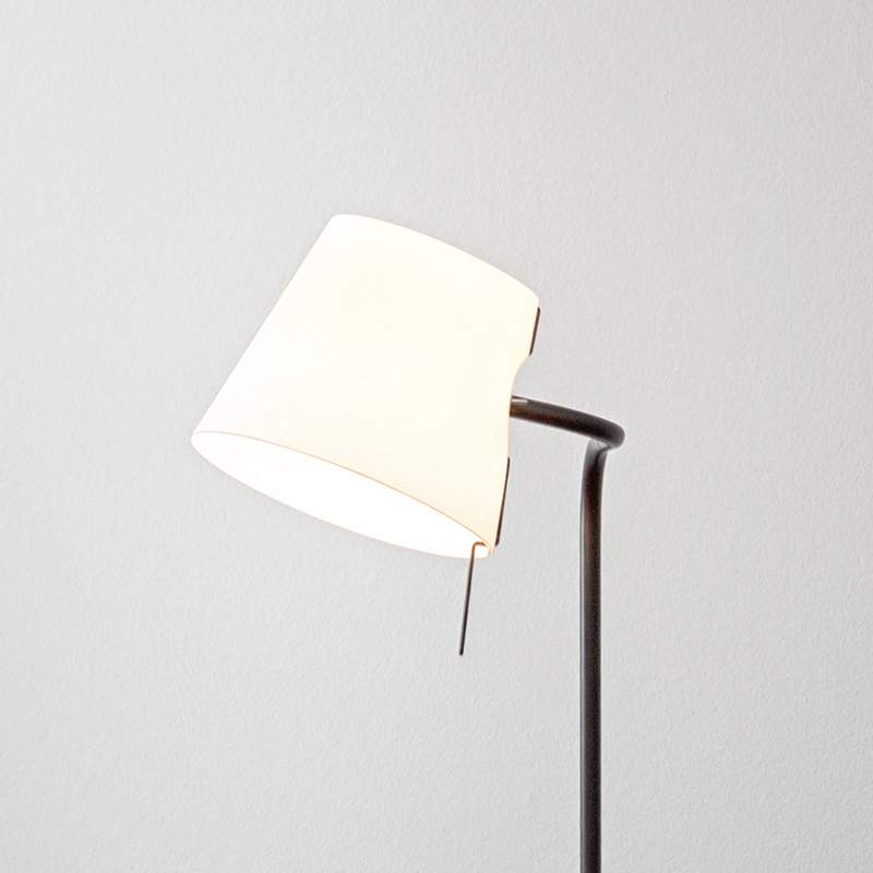 Praktische staande design lamp Elane met dimmer